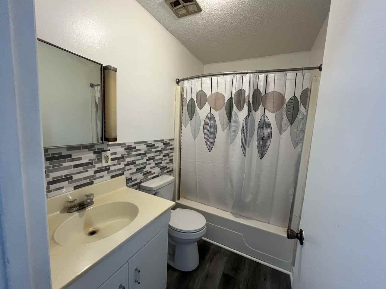 204 W Bernard Ave #5 - Photo 4 of 7