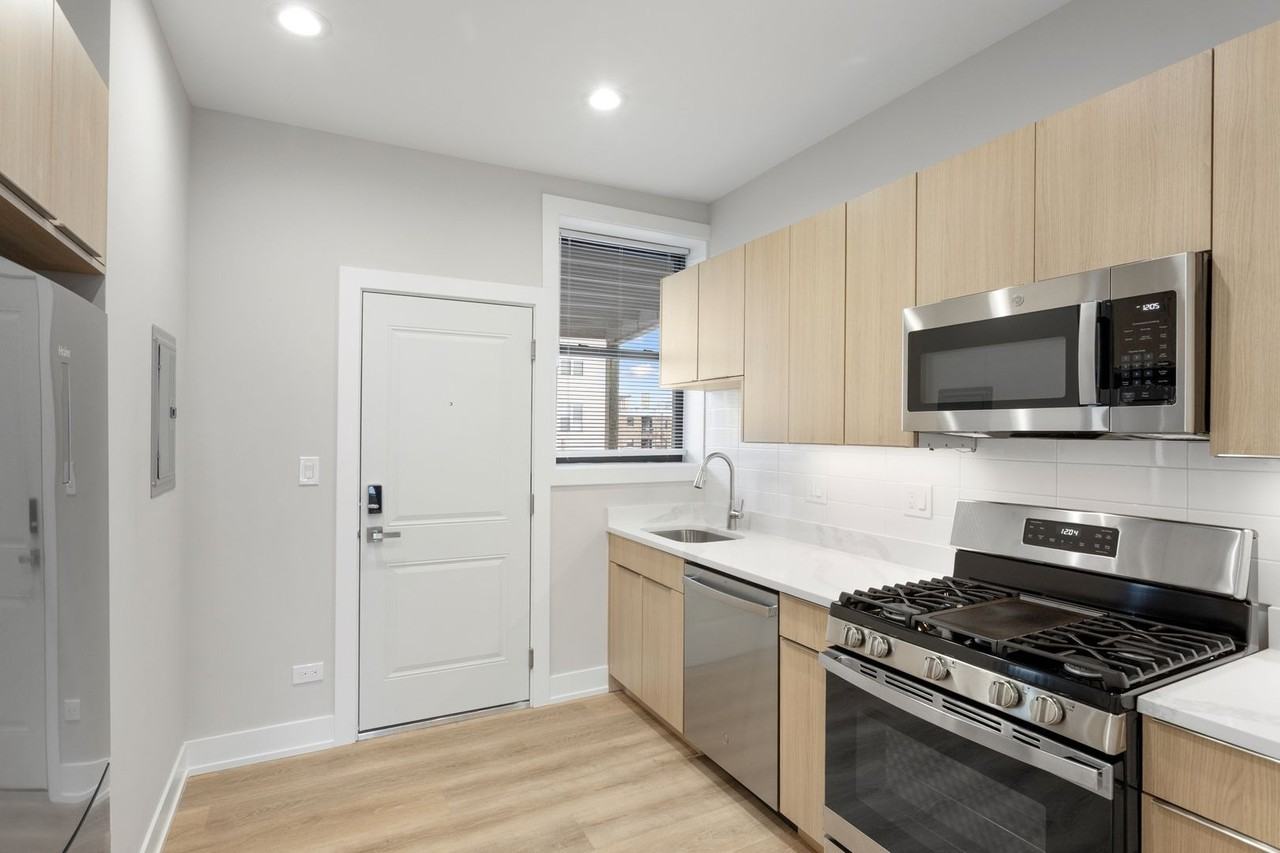 6931 N Lakewood Ave #3