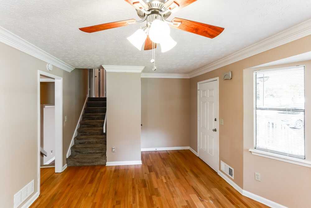 4006 Tanglewood Rd - Photo 4 of 25