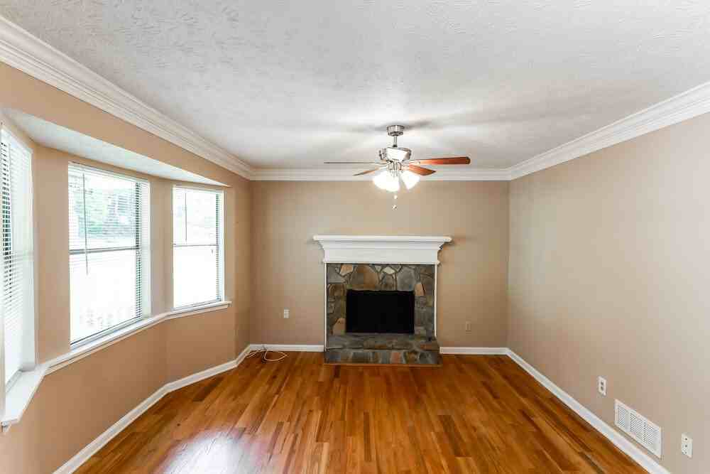 4006 Tanglewood Rd - Photo 5 of 25