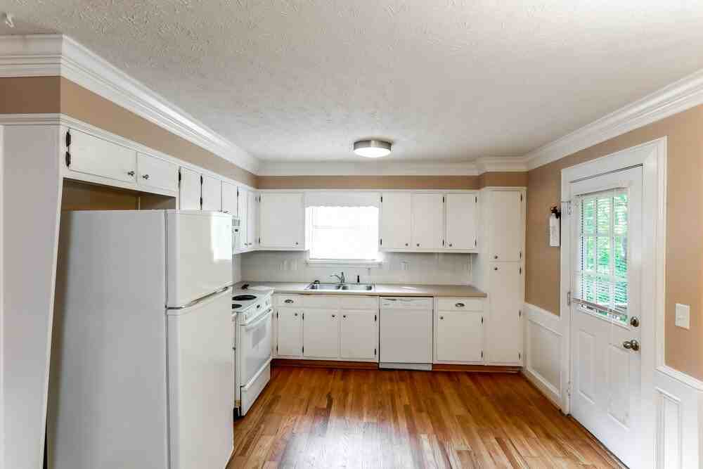 4006 Tanglewood Rd - Photo 7 of 25