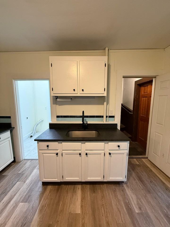 498 Stanley St #1 - Photo 3 of 26