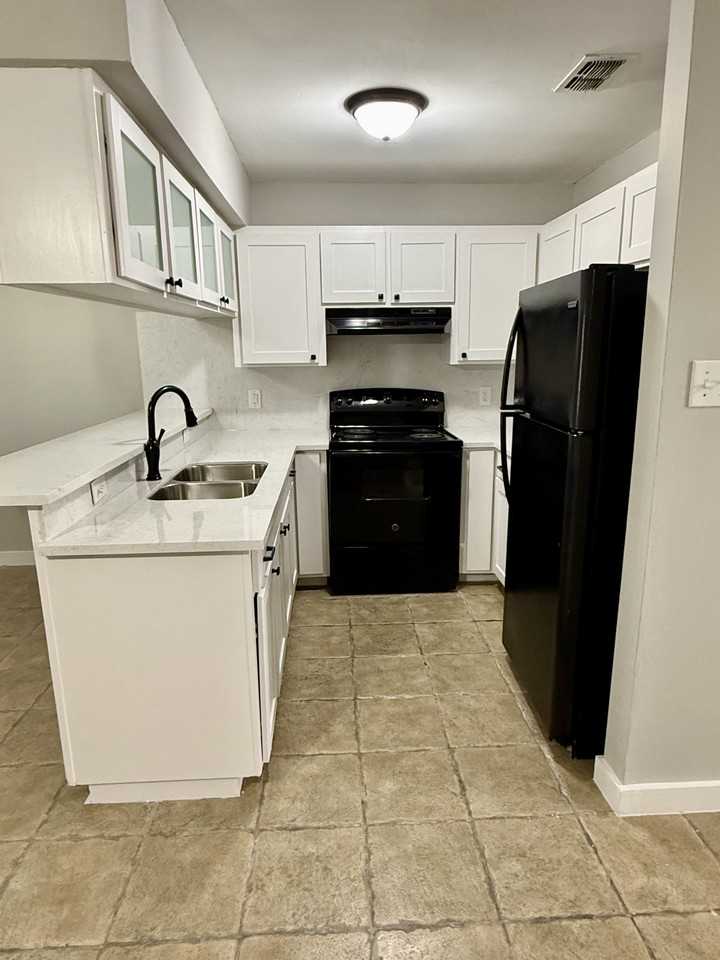 302 North Montevideo - 4 #4 - Photo 3 of 9