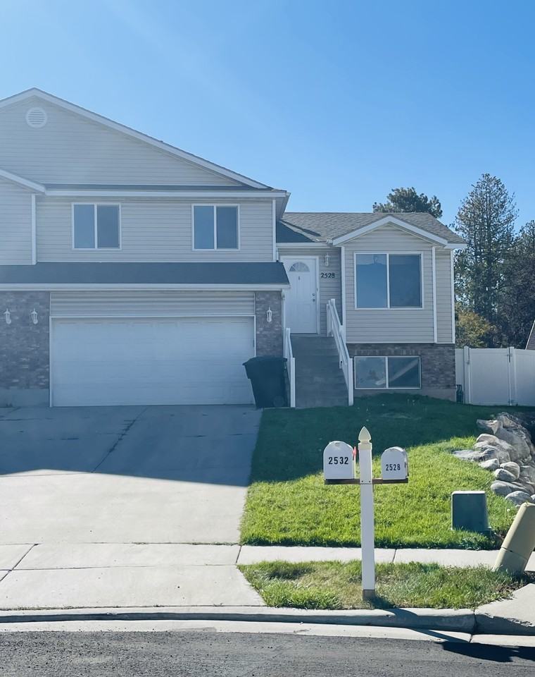 2528 E Hillside Village Ct