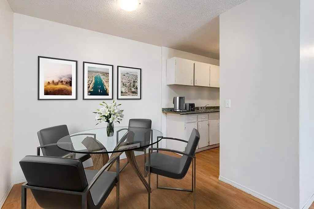 Kinbrook Manor - Photo 2 of 10