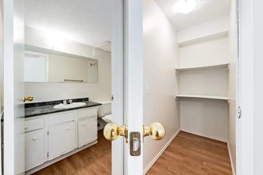 Kinbrook Manor - Photo 7 of 10