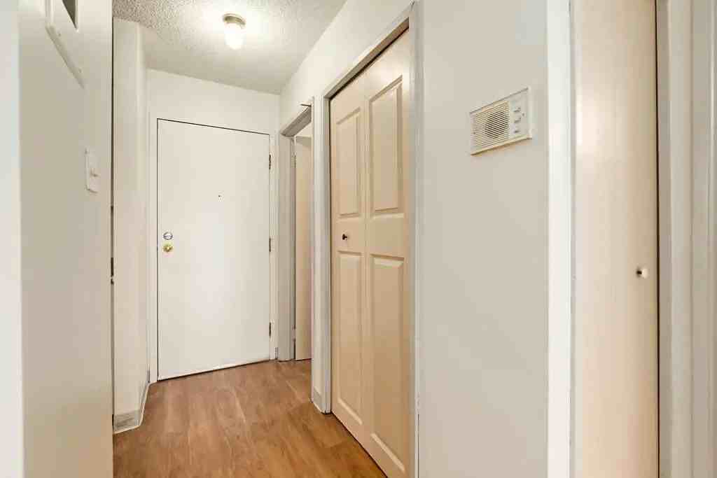 Sutherland Manor - Photo 7 of 28