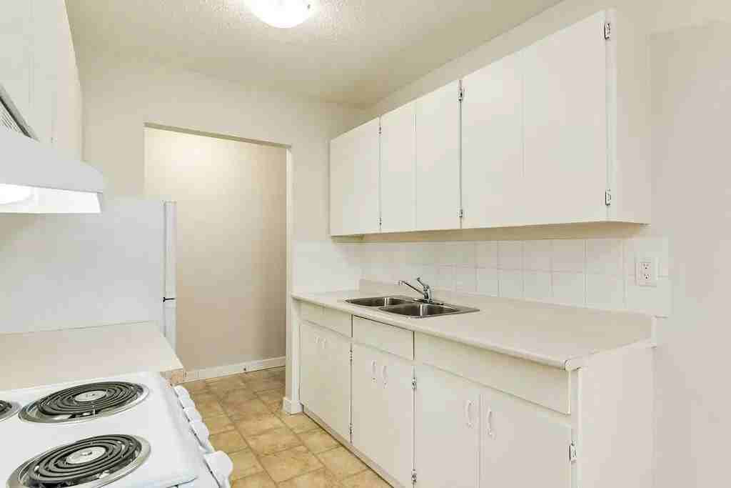 Lakewood Manor - Photo 6 of 11