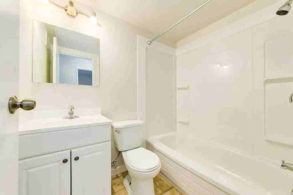 Lakewood Manor - Photo 7 of 11