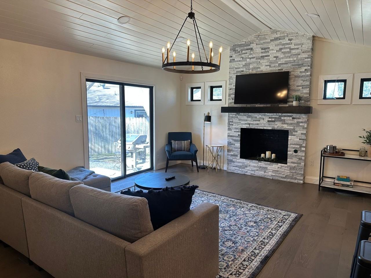 9002 Lodge Ct - Photo 4 of 45