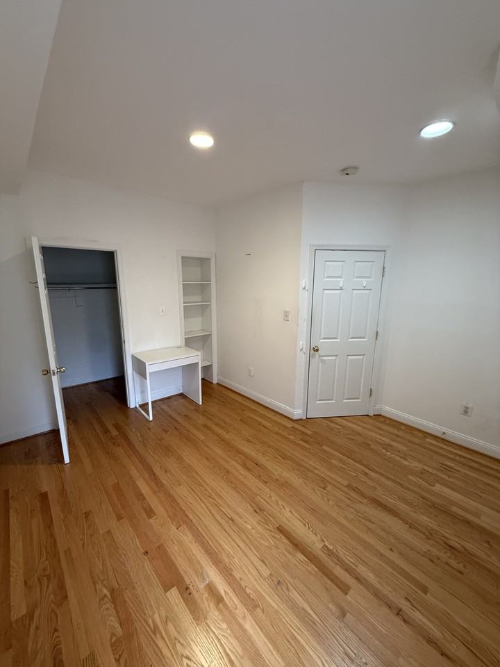 1450 Newton St Nw #4 - Photo 3 of 6