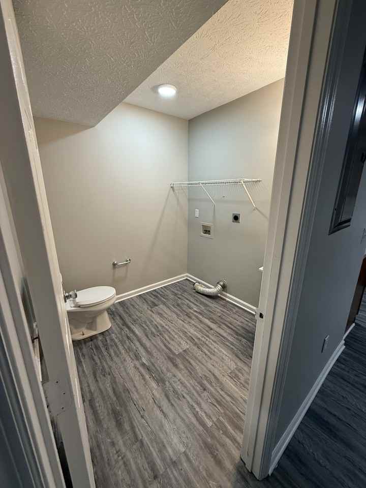 1037 Merrick Dr #B - Photo 5 of 11