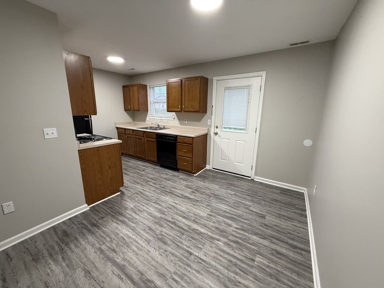 1037 Merrick Dr #B - Photo 6 of 11