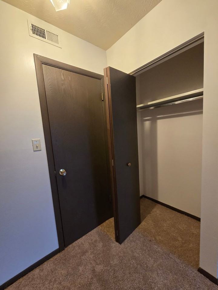 Virginia Manor - Photo 6 of 27