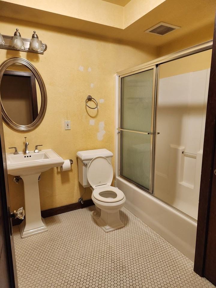 Ella Robert - Photo 7 of 25