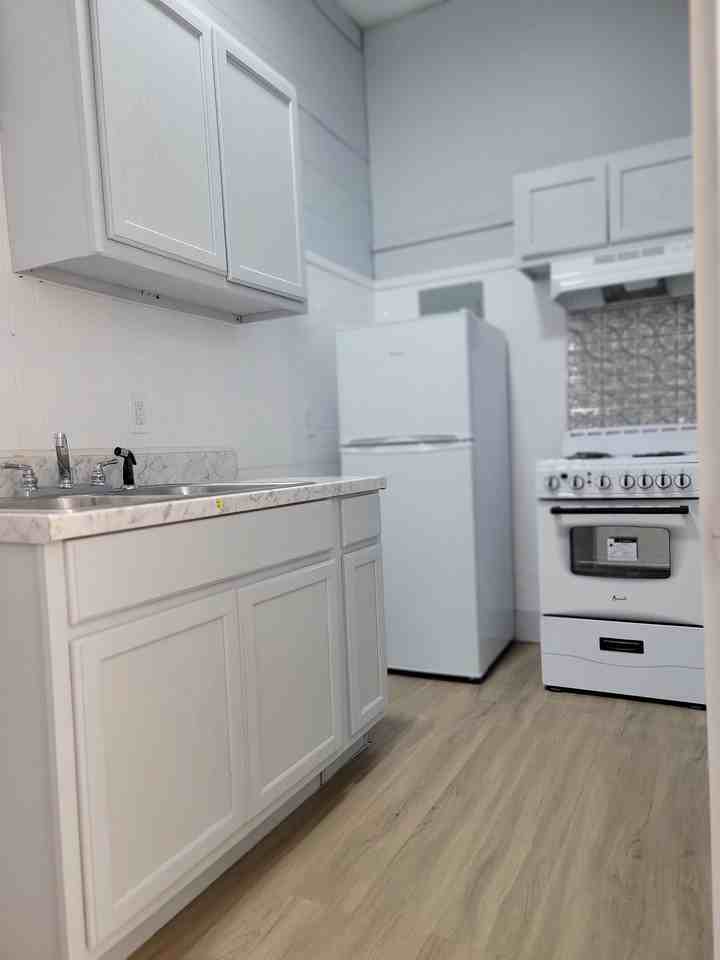 929 W 6th St #3 - Photo 2 of 4
