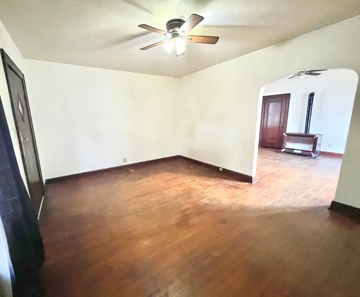 213 E Oregon St #1 - Photo 2 of 4