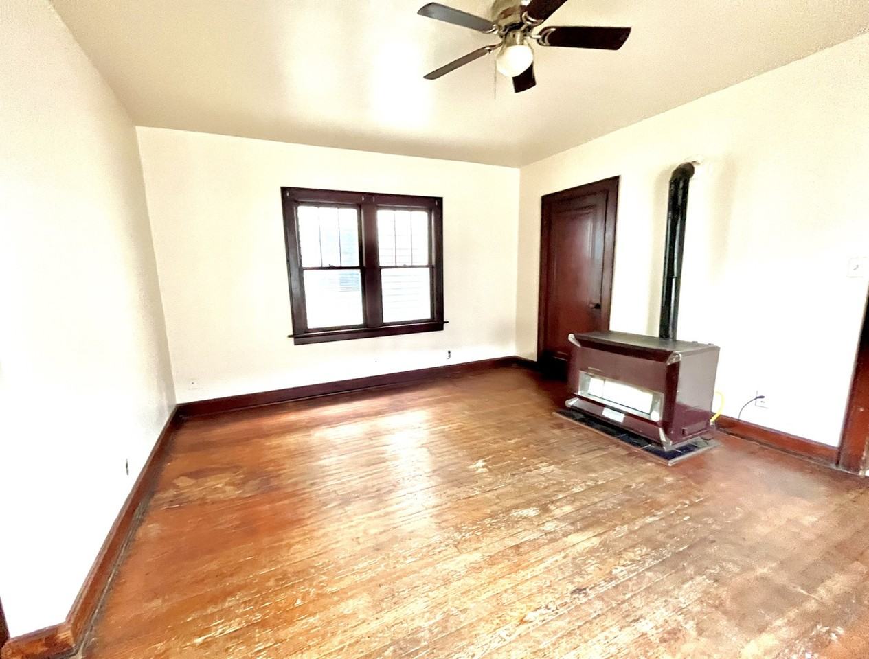 213 E Oregon St #1 - Photo 3 of 4