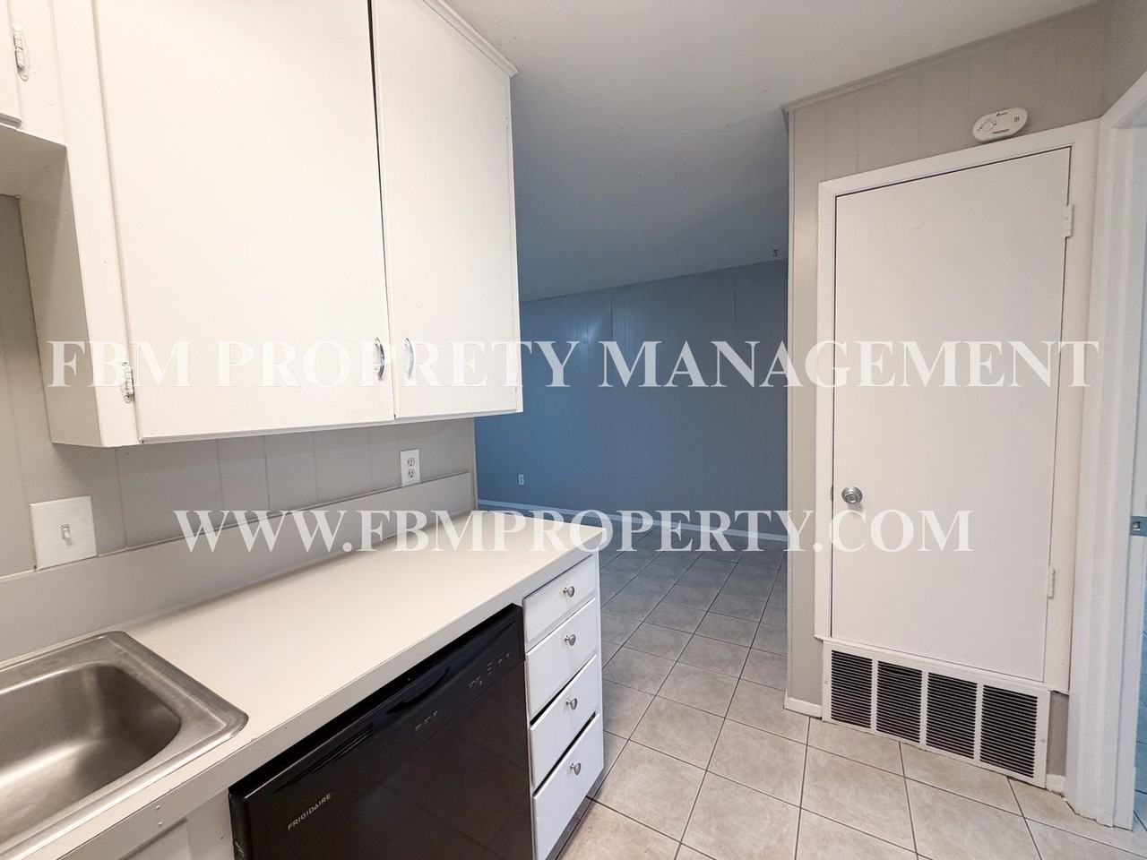 Lamplighter Apartments / Miller - Photo 4 of 13