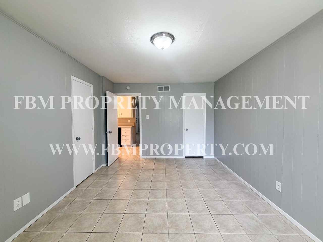 Lamplighter Apartments / Miller - Photo 7 of 13