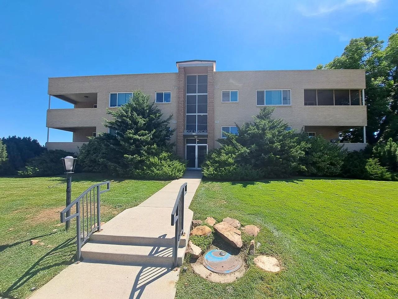 Ridge Manor – 3720 Yukon Ct, Wheat Ridge, CO - Photo 3 of 7