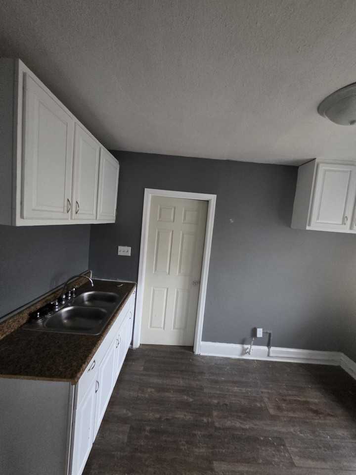 2422 W Concordia Ave #2 - Photo 4 of 10