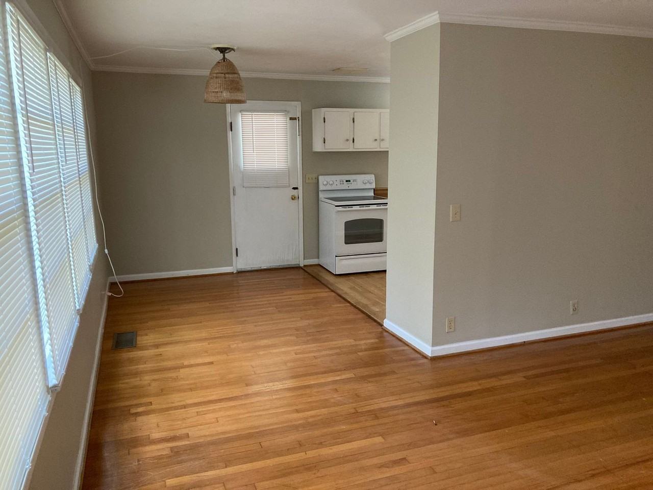 403 E Samford Ave - Photo 4 of 20