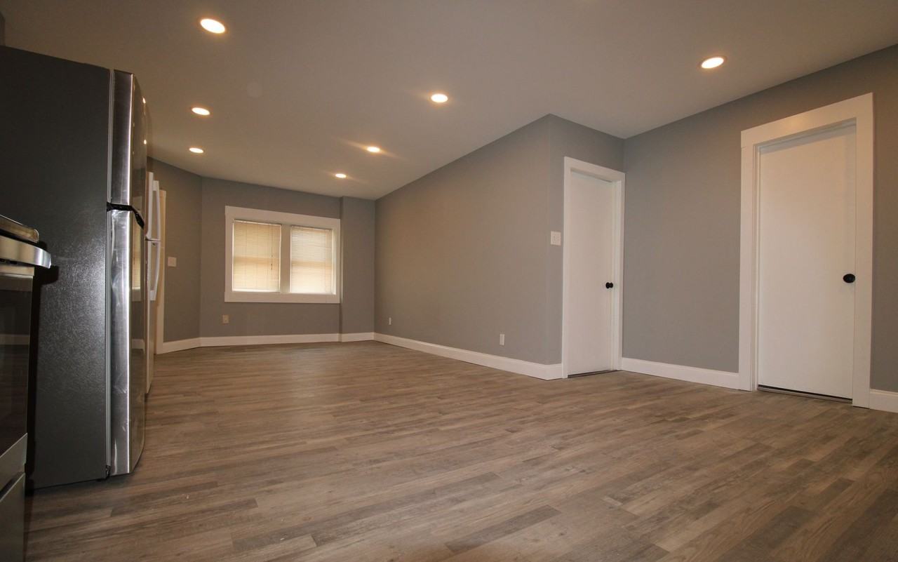 300 S 2nd St - Photo 4 of 26