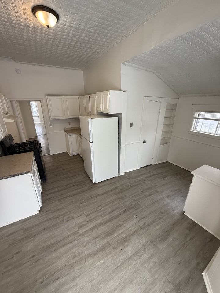 74 Jessamine Ave W #1 - Photo 3 of 7