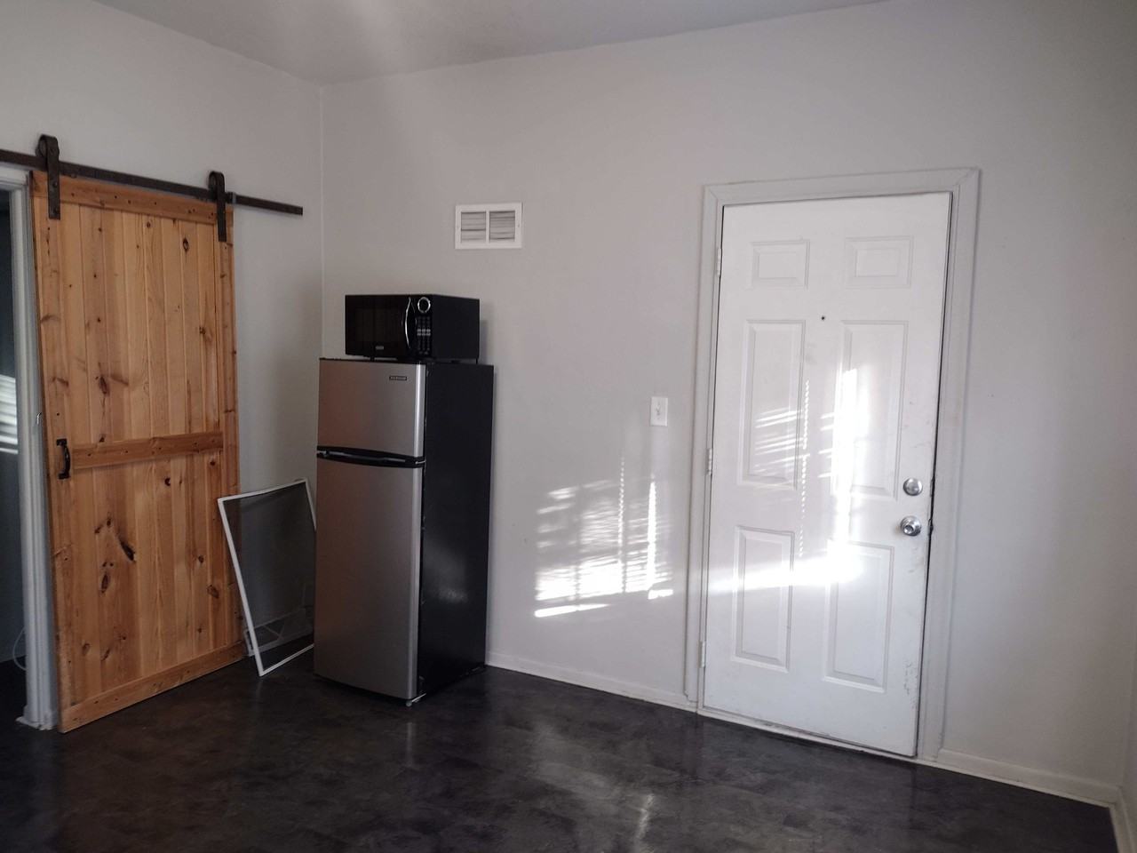 910 W 8th St #2 - Photo 2 of 10