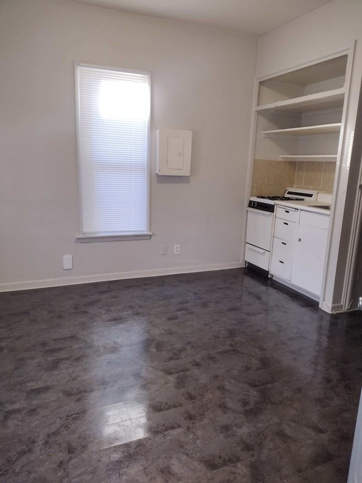 910 W 8th St #2 - Photo 3 of 10