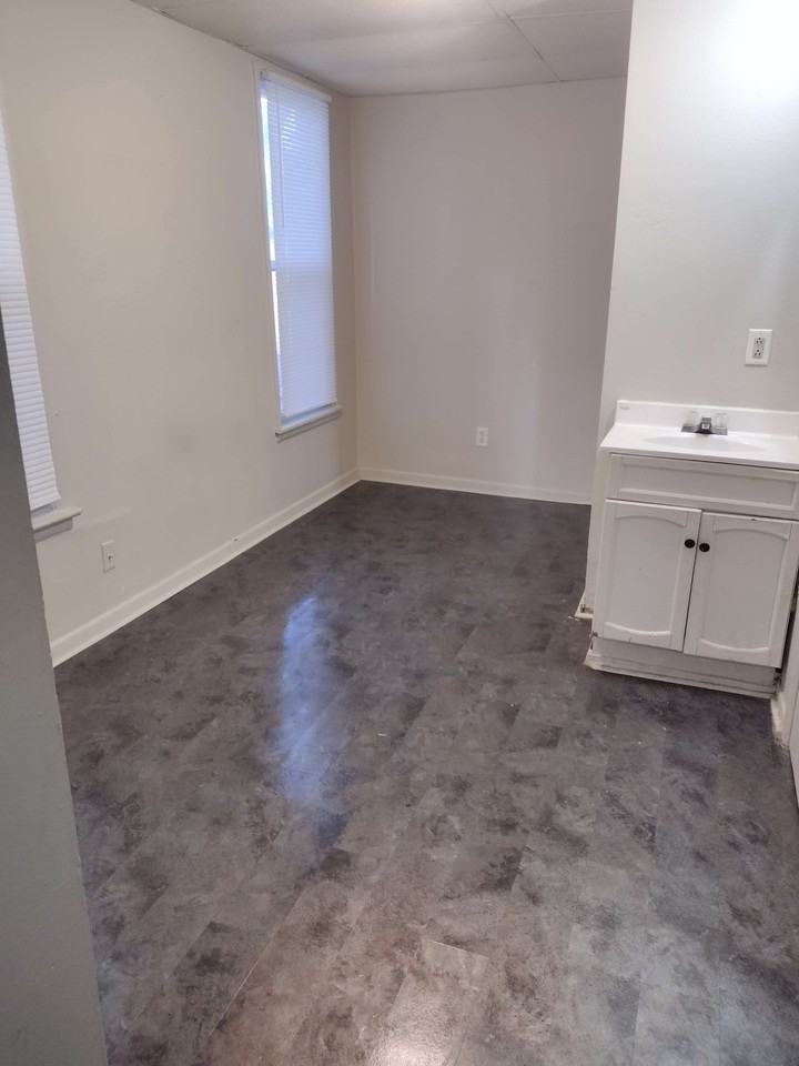 910 W 8th St #2 - Photo 4 of 10