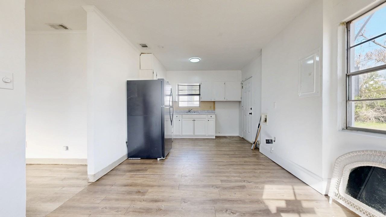 526 Ware St #1 - Photo 3 of 10