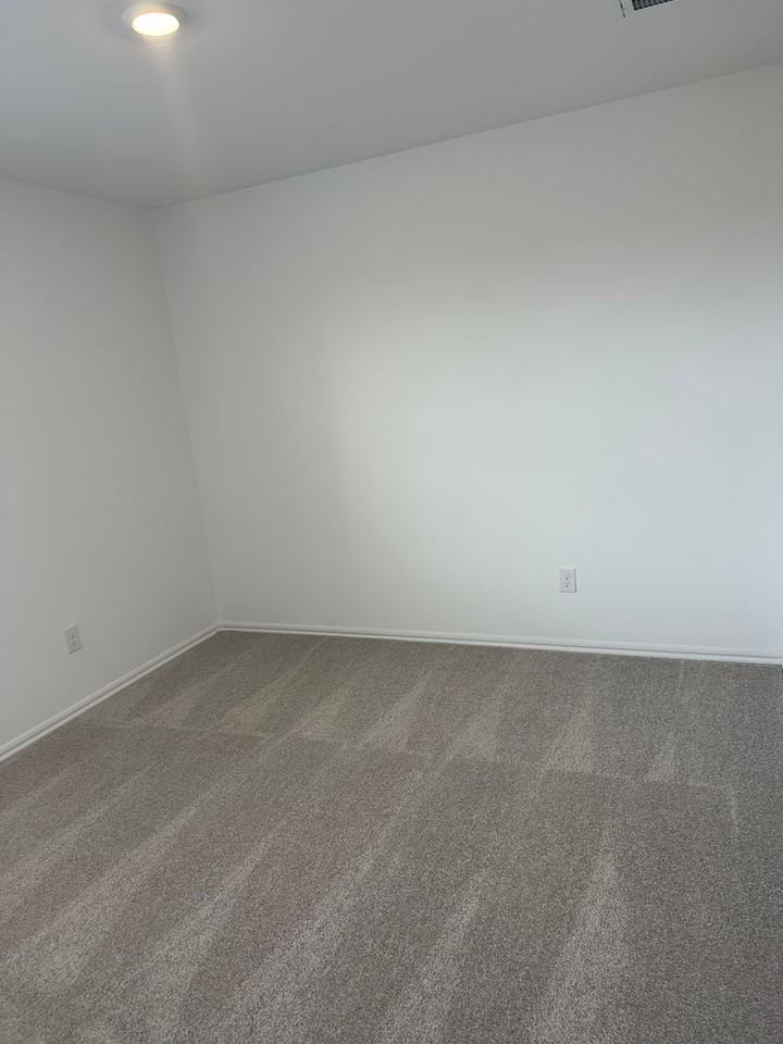 1053 Blue Ridge Dr - Photo 3 of 14