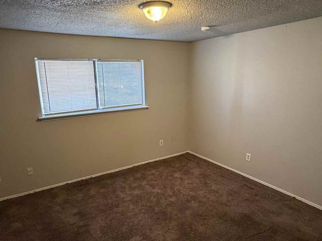 208 Victoria Dr - Photo 2 of 4