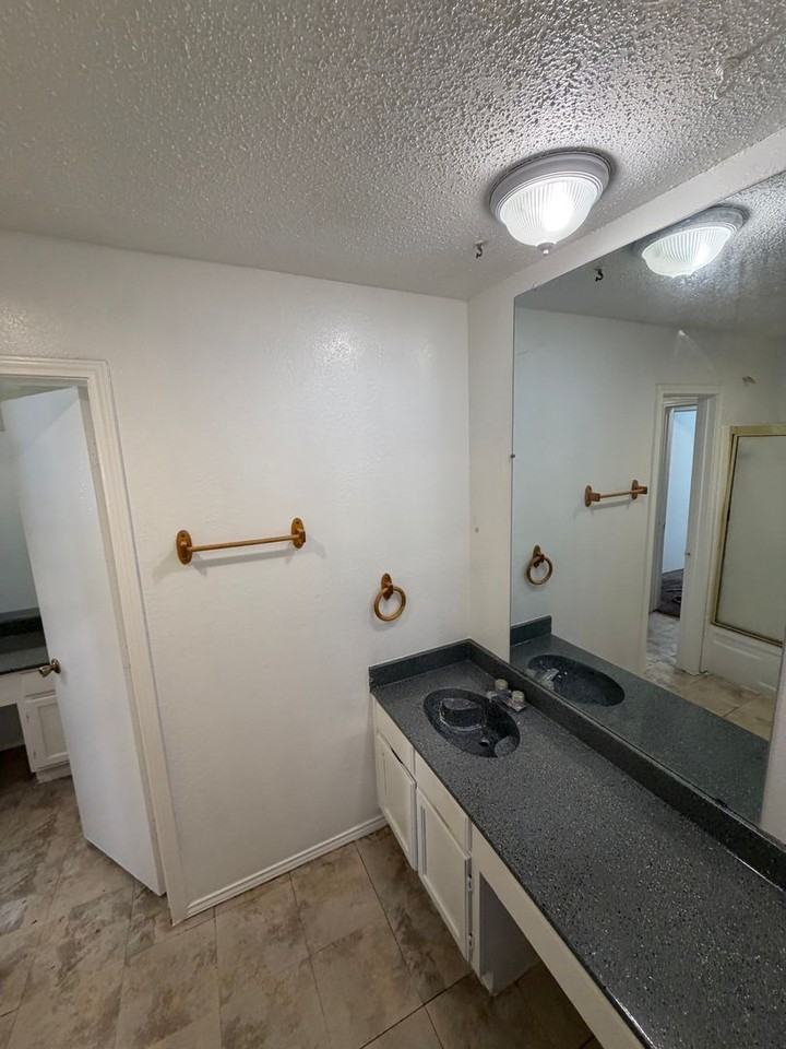 208 Victoria Dr - Photo 3 of 4