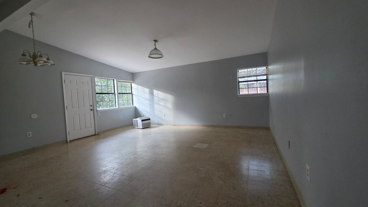 1974 S Riverview Cir - Photo 2 of 9