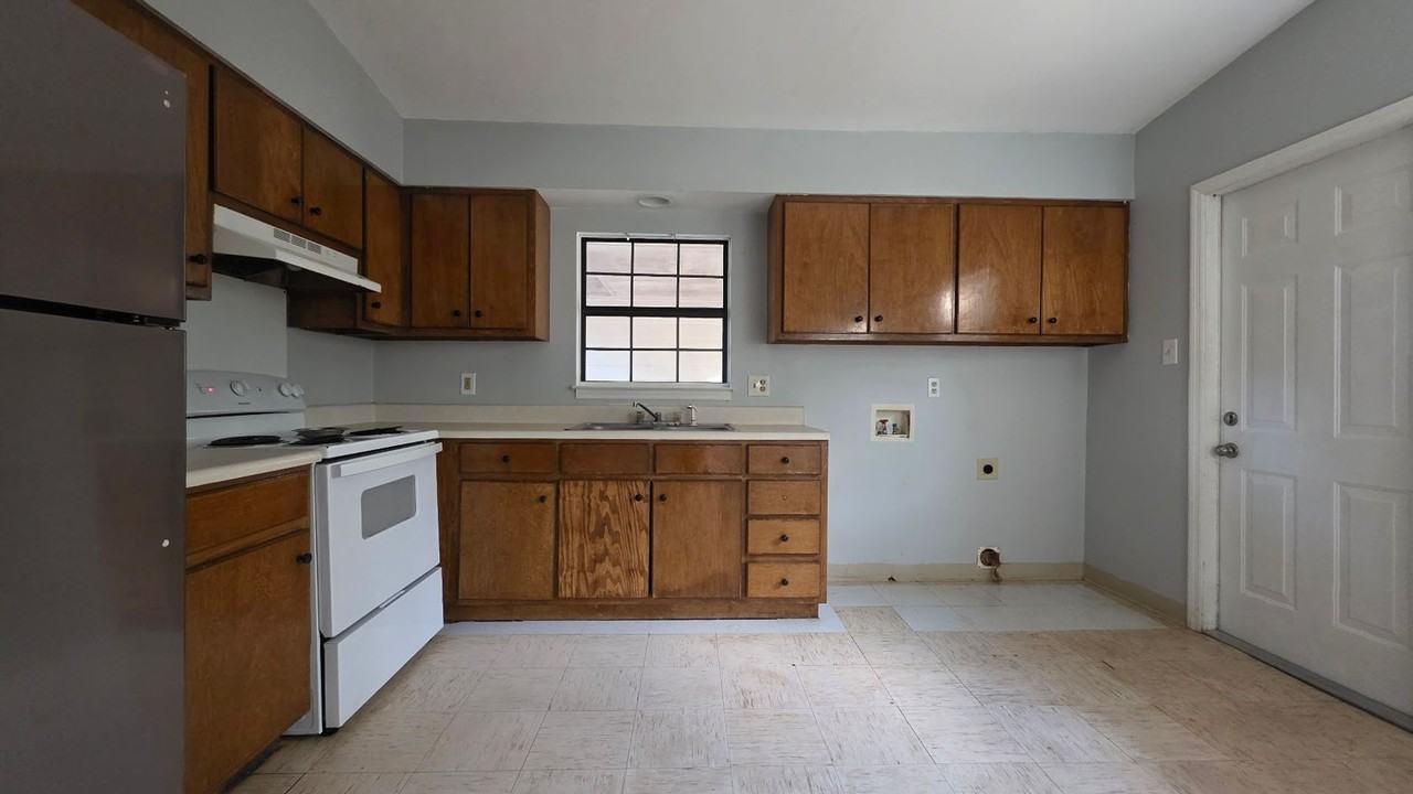 1974 S Riverview Cir - Photo 3 of 9