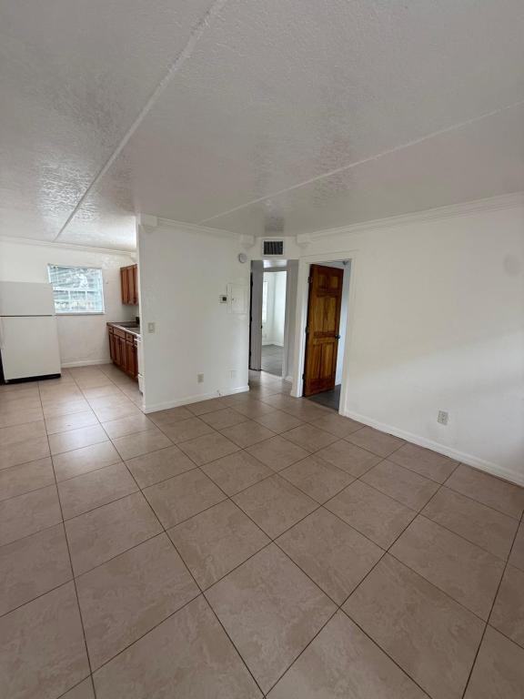 906 2nd St - Photo 3 of 6