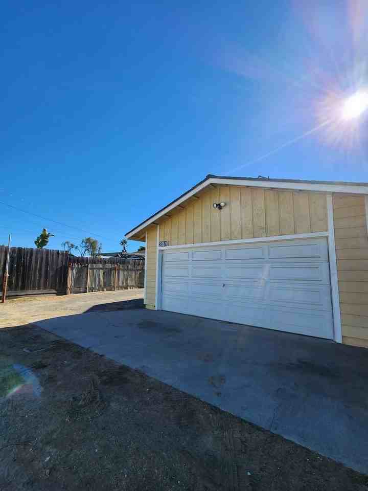 2061 1/2 Beach St - Photo 2 of 31