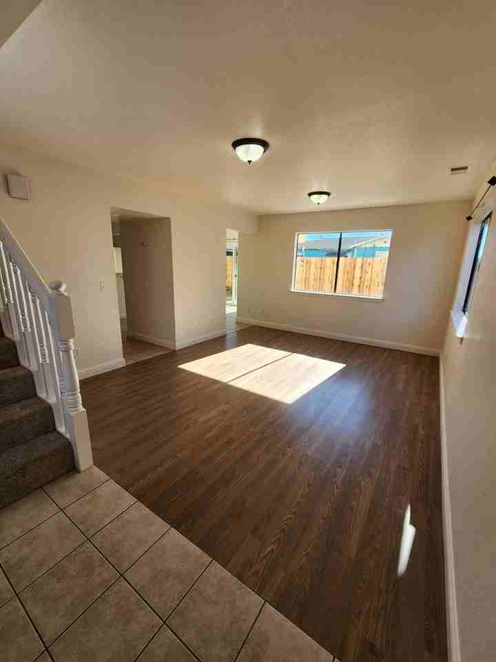 2061 1/2 Beach St - Photo 5 of 31