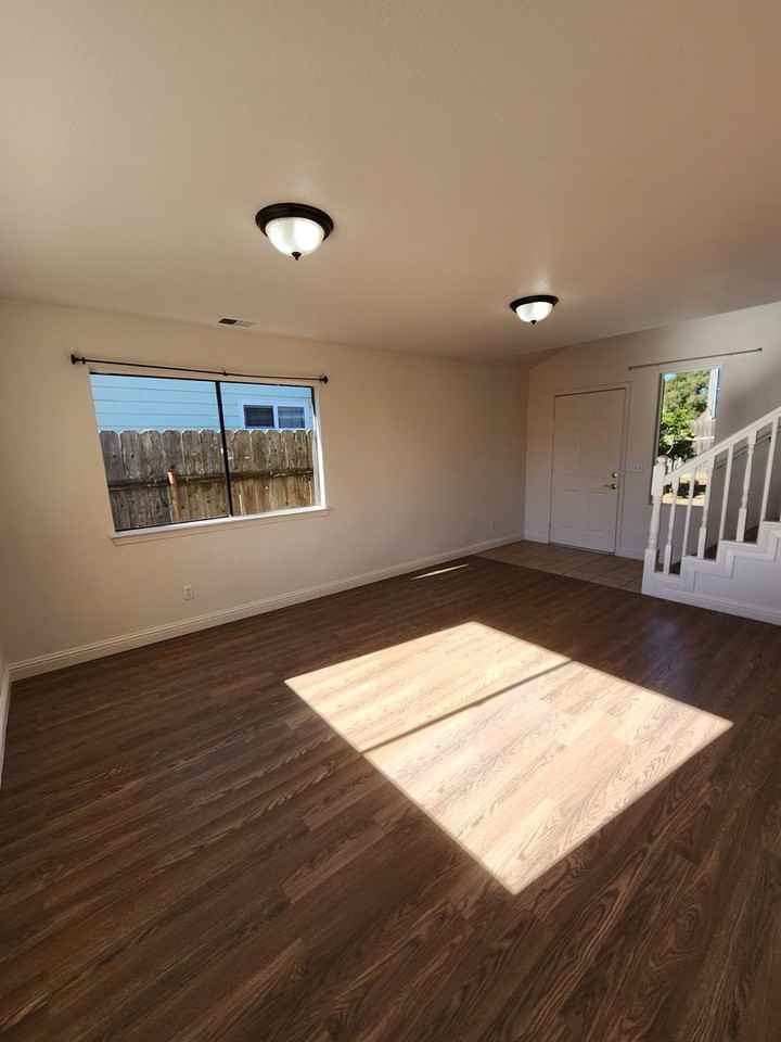 2061 1/2 Beach St - Photo 7 of 31