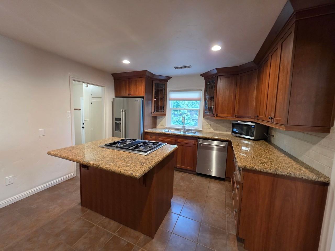 1510 W Beverly Dr - Photo 3 of 7