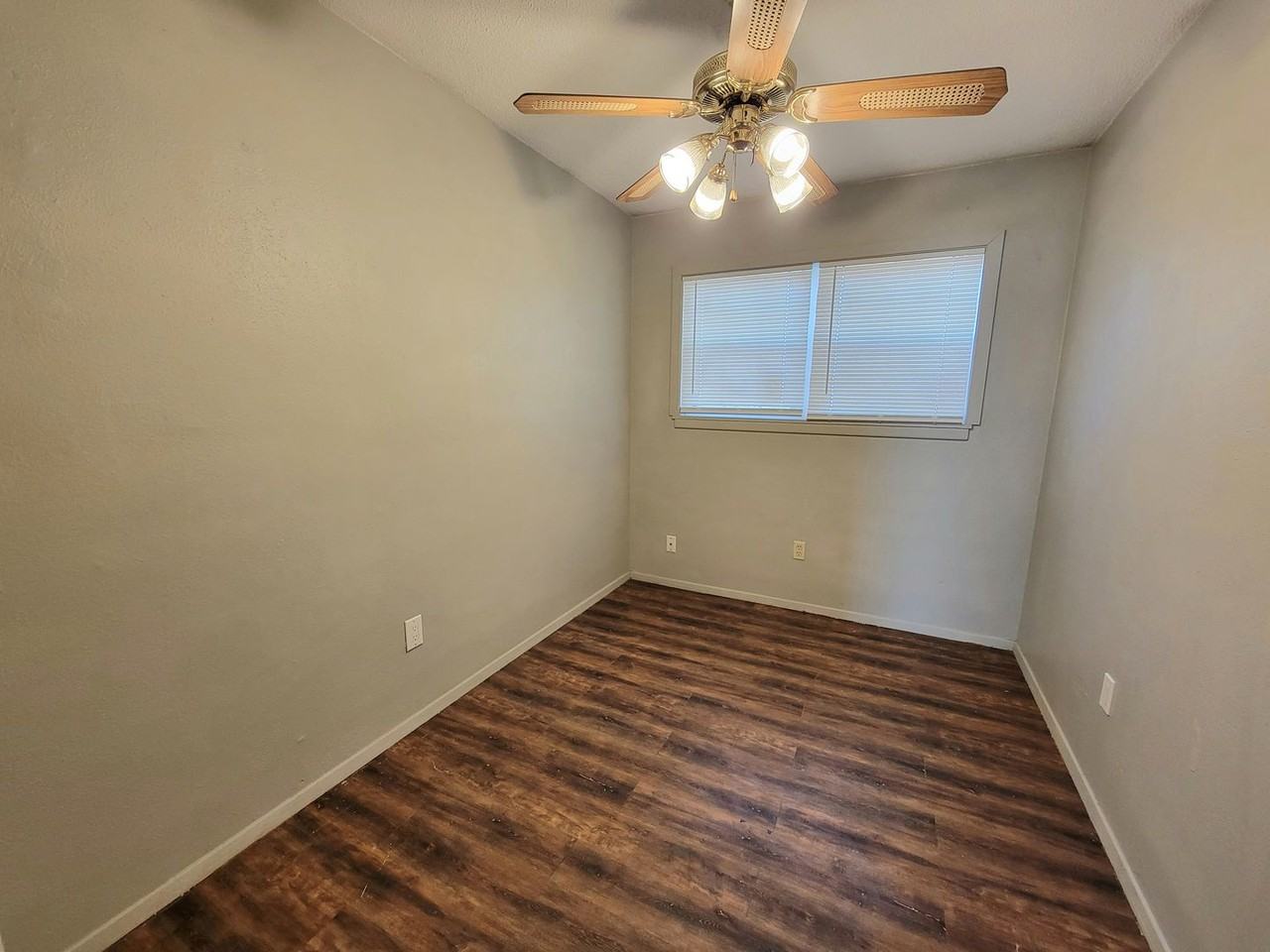 4915 39th St - Photo 6 of 9