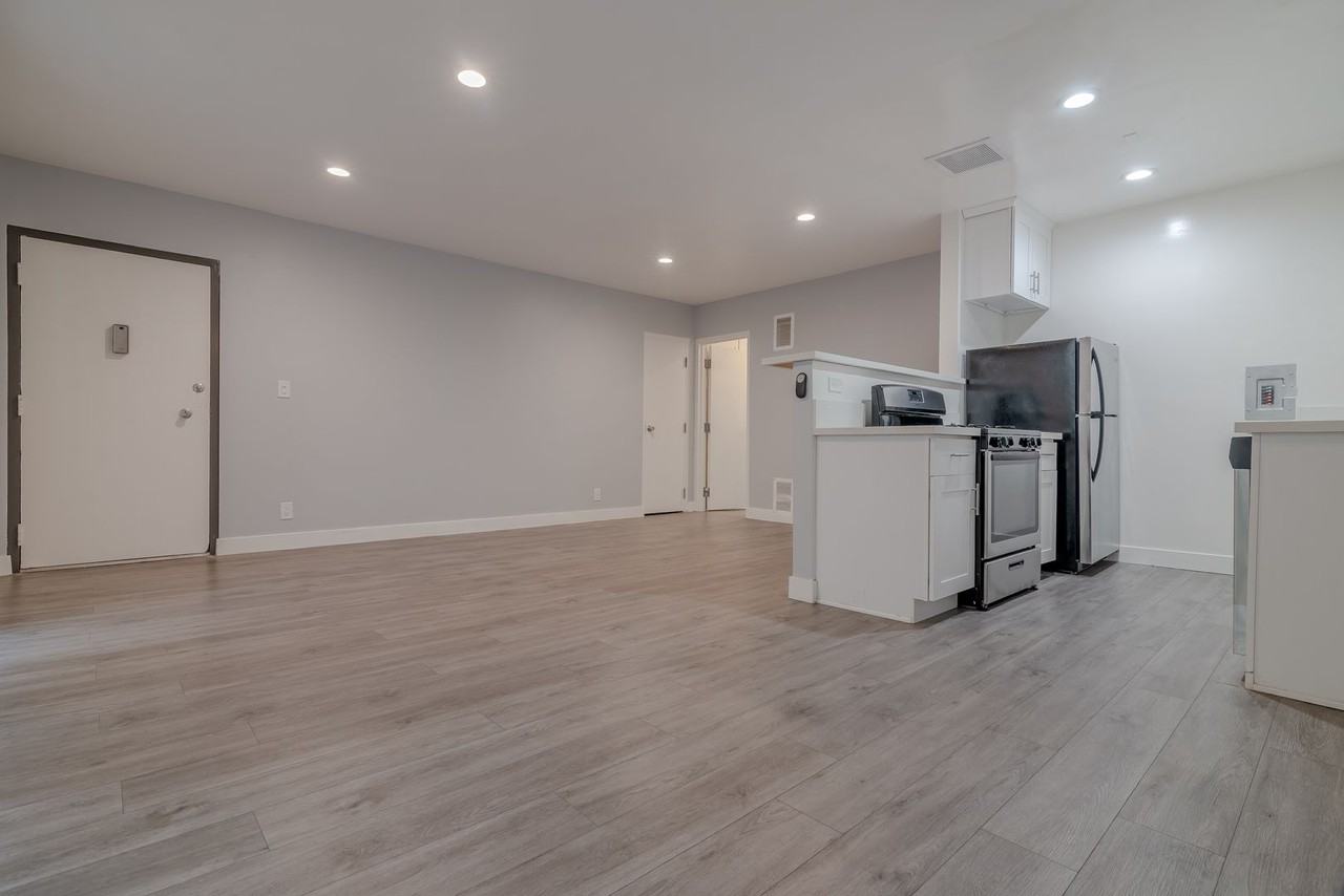 928 4th Street - Photo 4 of 34