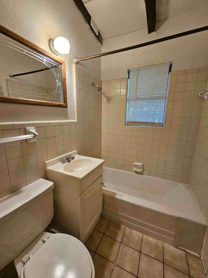 611 Hoover St - Photo 7 of 8