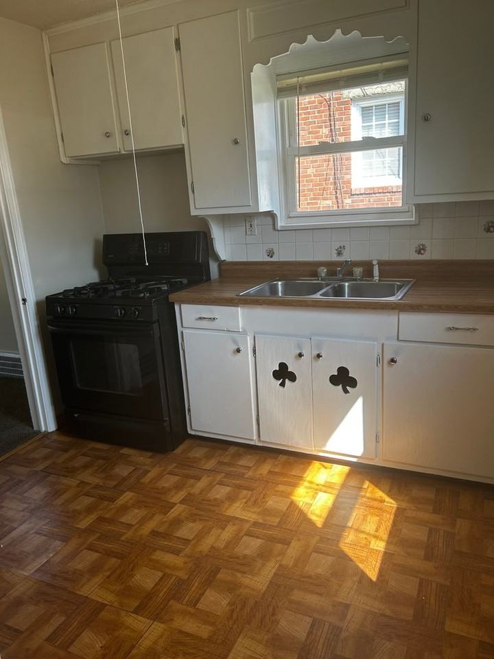 17426 Throckley Ave - Photo 2 of 5