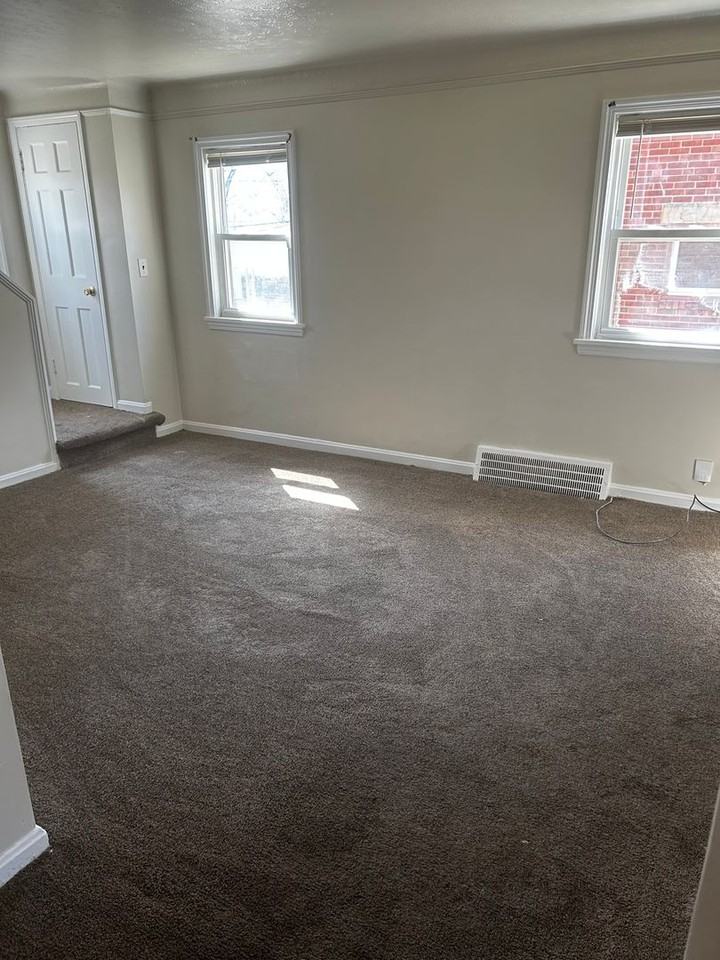 17426 Throckley Ave - Photo 3 of 5