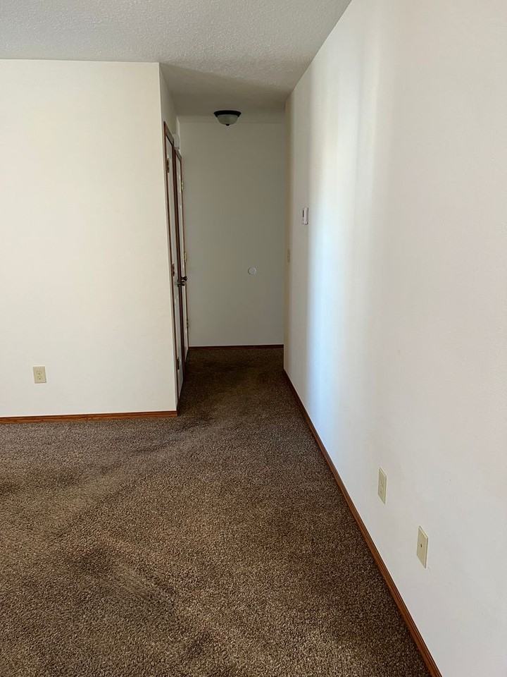 3218 E 12th St - Photo 4 of 11