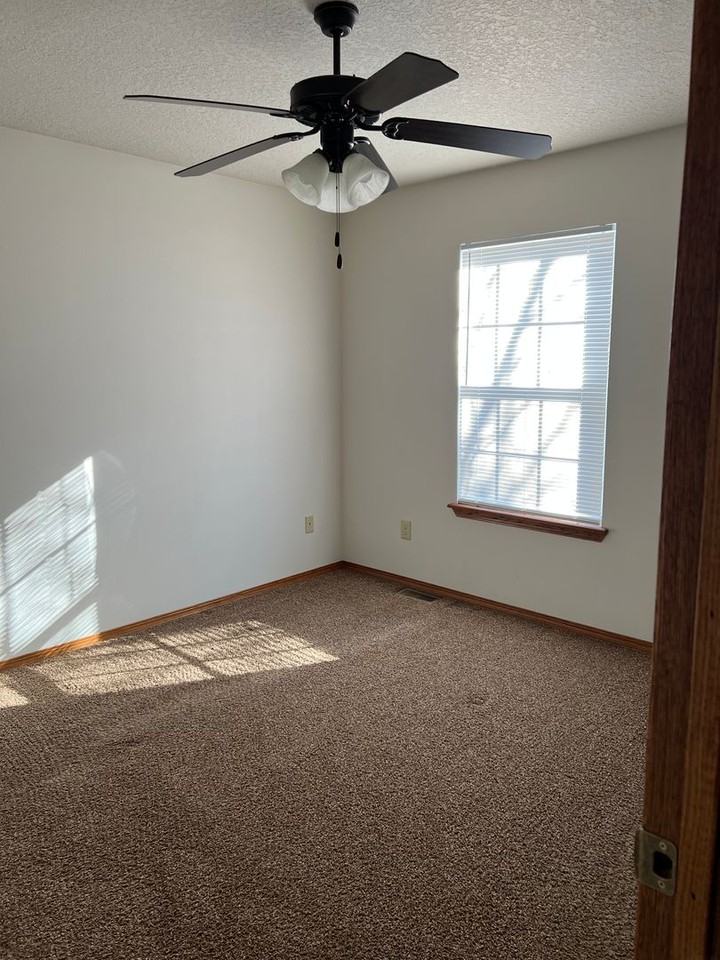 3218 E 12th St - Photo 7 of 11